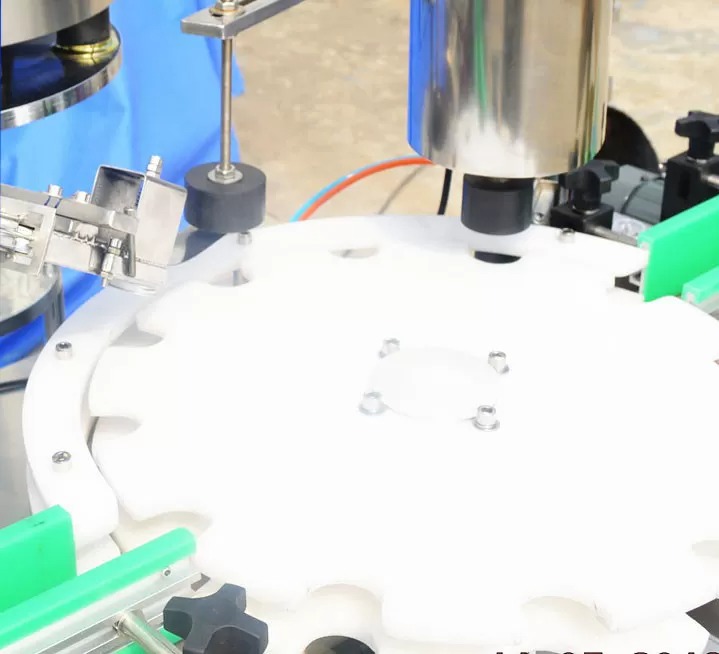 Аутоматска машина за пуњење течних боца са стакленим флашицама